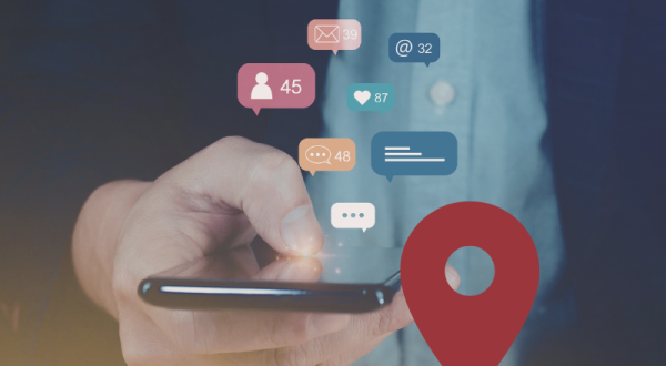 Handy in der Hand mit Social Media Anwendungen